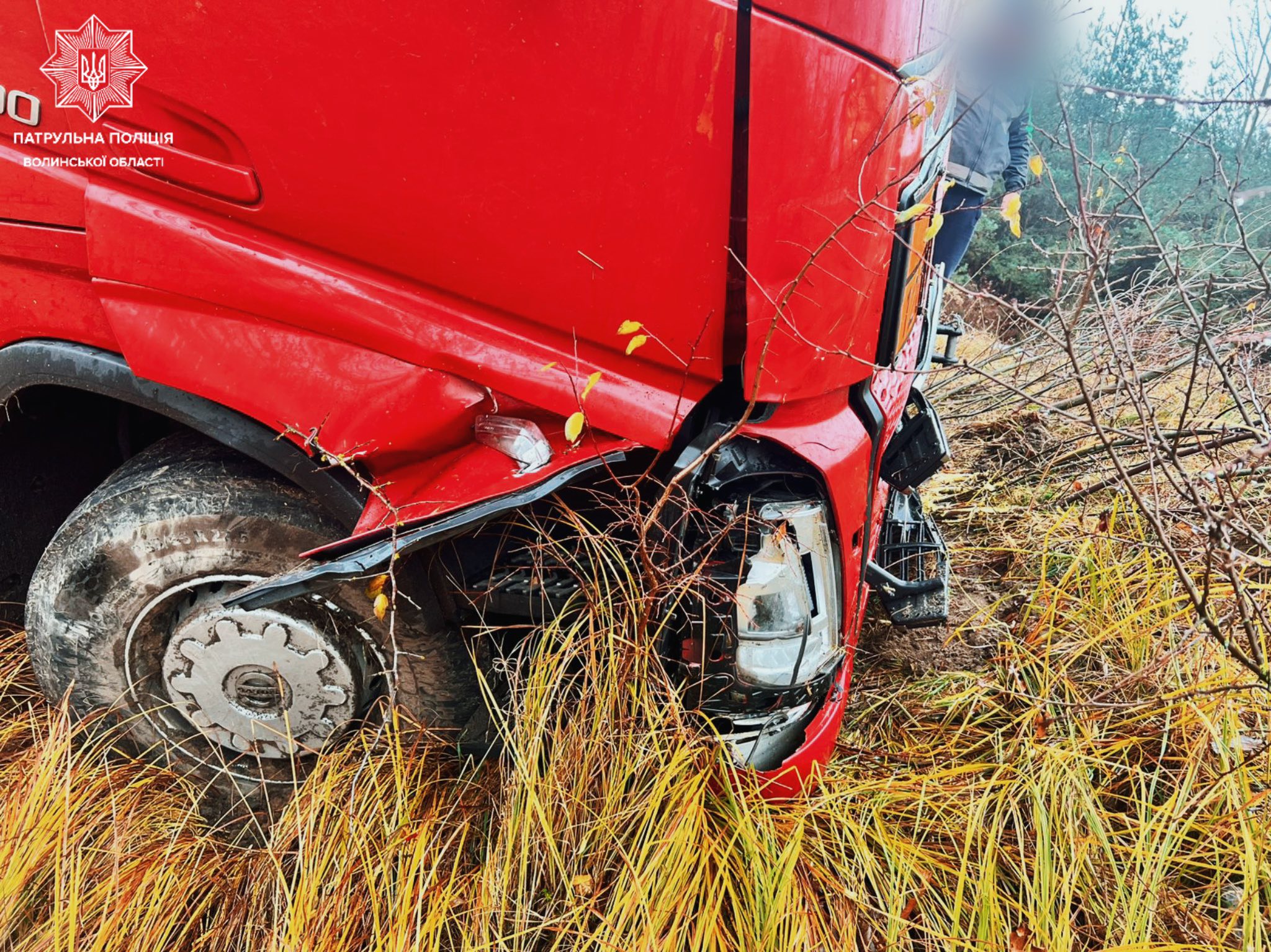 Перевозив небезпечний вантаж: на Волині нетверезий водій вантажівки з’їхав у кювет