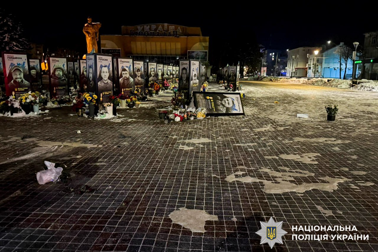 У Рівному жінка повалила портрети загиблих воїнів