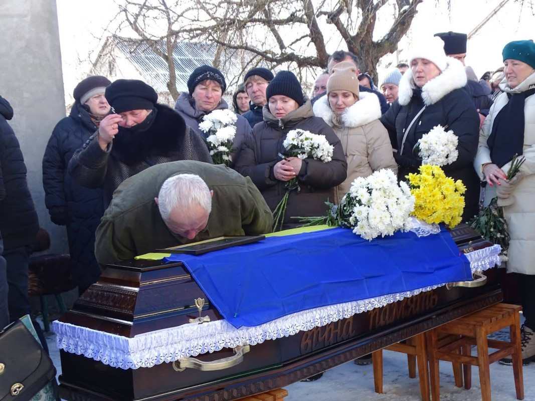 Понад рік родина жила між надією і болем: на Волині попрощалися з воїном Романом Махнюком