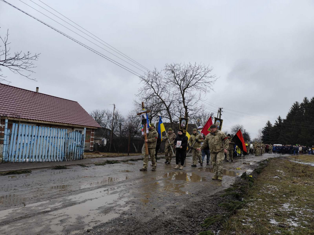 Назавжди додому «на щиті»: на Волині в останню дорогу провели полеглого солдата Сергія Жданя