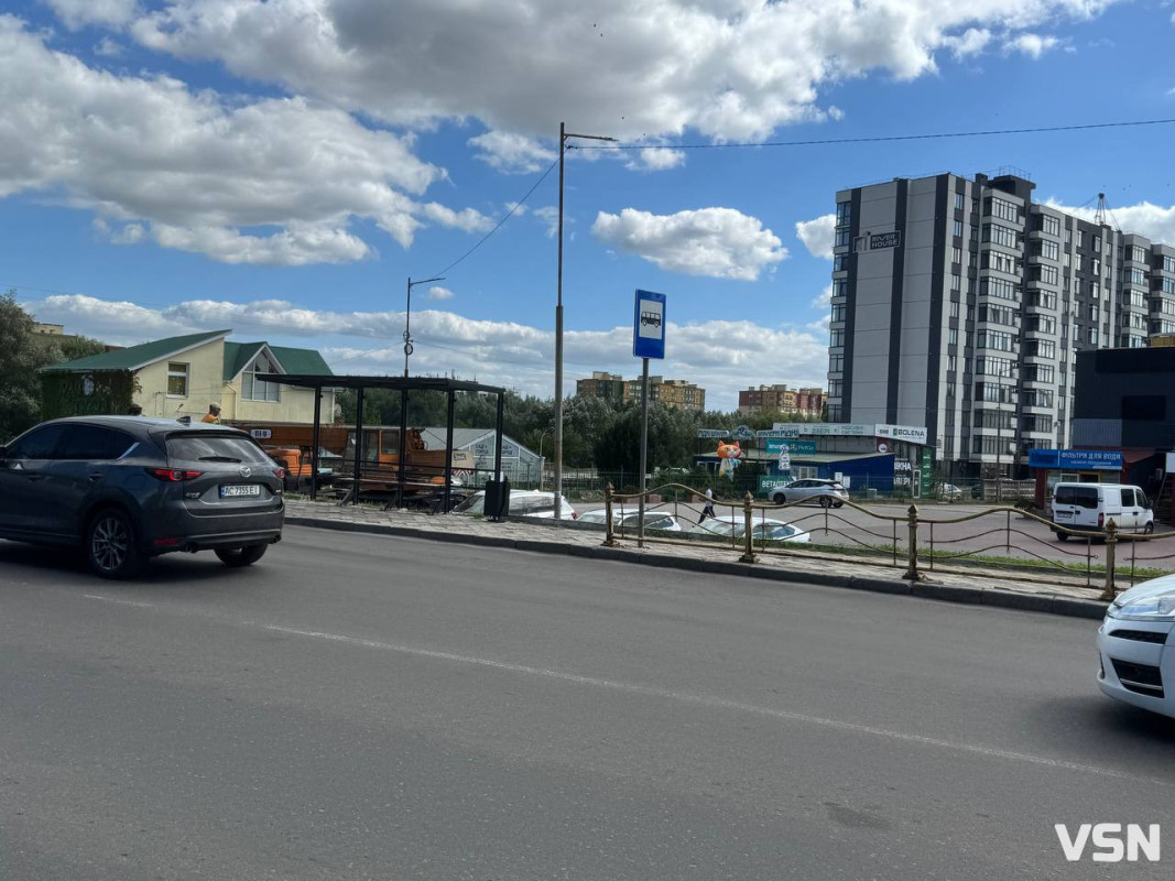 У Луцьку біля «Нової лінії» облаштовують зупинку. Фото