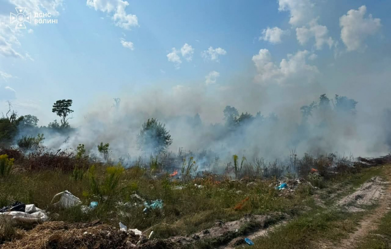 У селі на Волині вогонь із однієї хати перекинувся на сусідню: пожежу гасили понад дві години