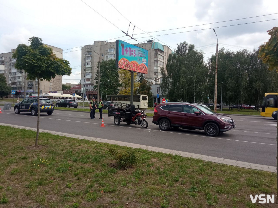 На перехресті у Луцьку зіткнулися мотоцикл та автівка, постраждав чоловік