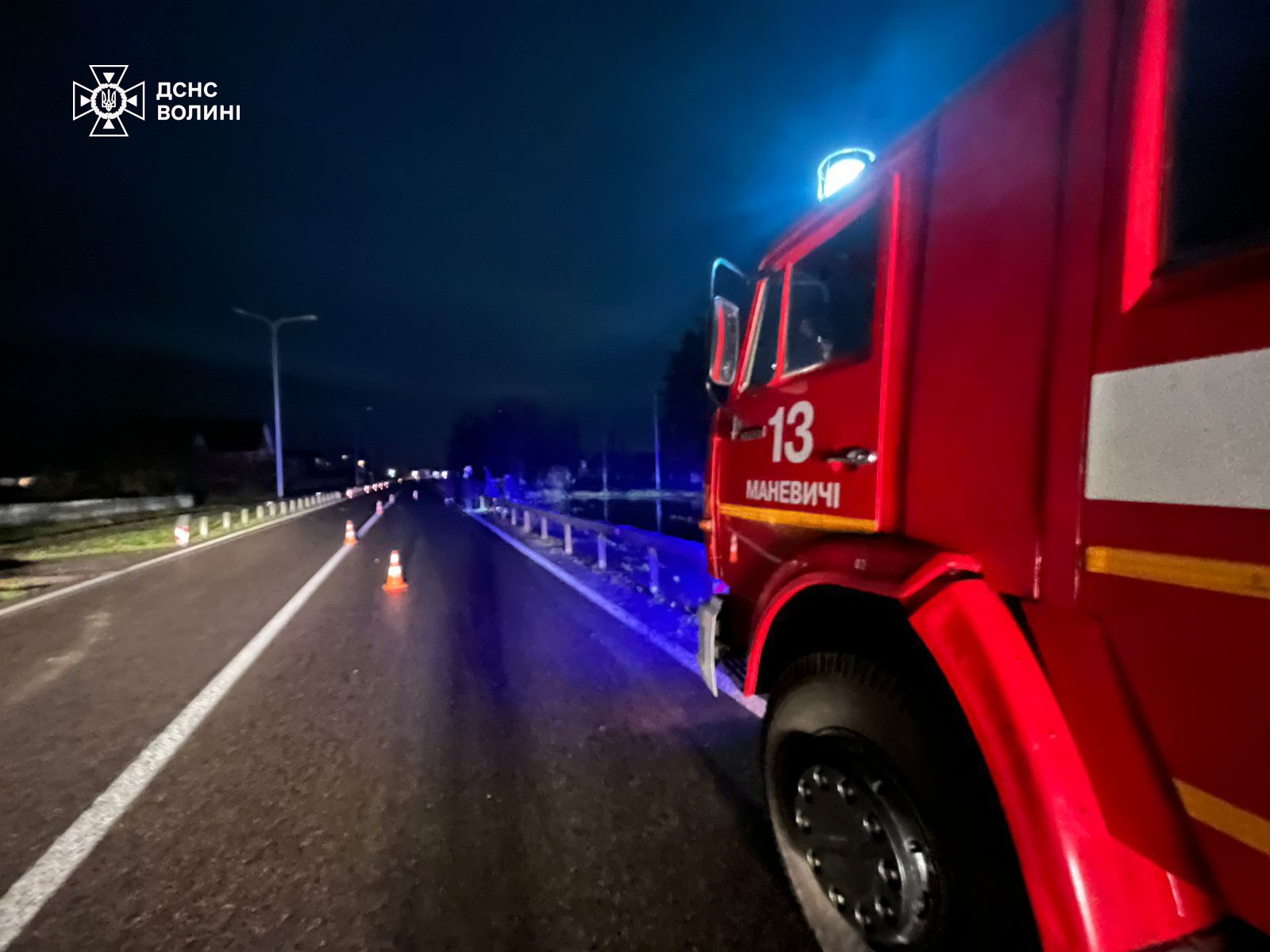 Дивом ніхто не постраждав: у селищі на Волині легковик на швидкості влетів у відбійник