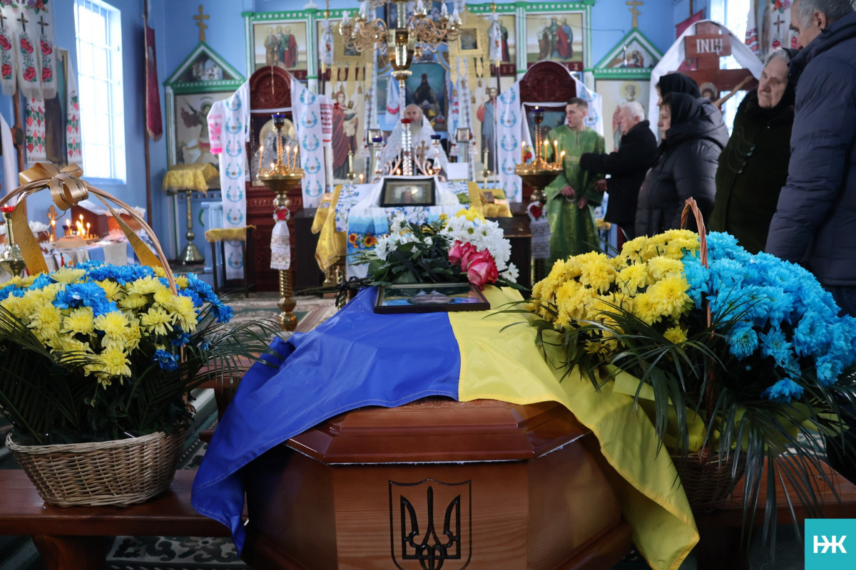 Довгою була остання дорога додому: на Волині попрощалися з воїном Володимиром Сірцем