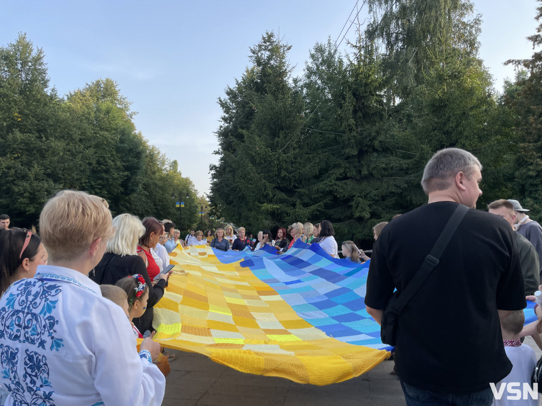 «Нитка єднання»: у Луцьку зв'язали теплий прапор України