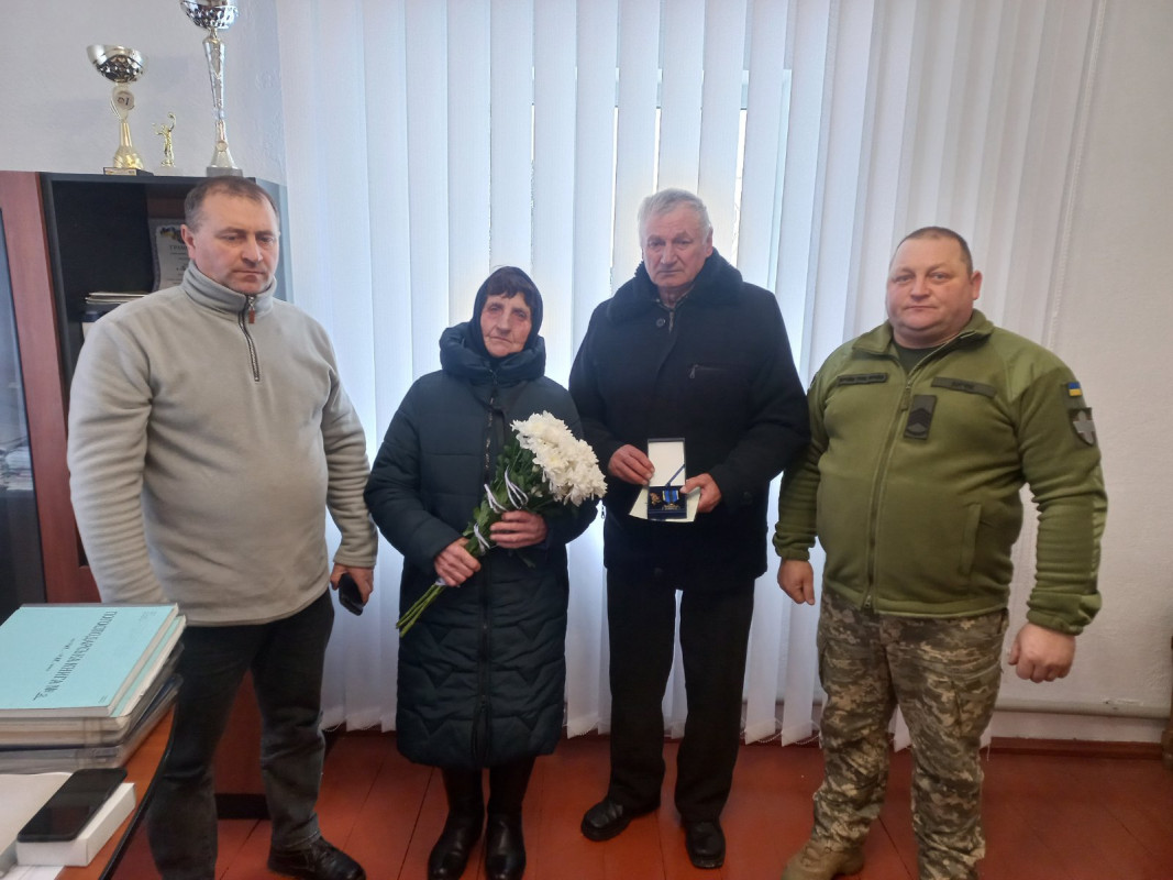Життя обірвалося на позиції: на Волині батькам полеглого на війні сина передали посмертну нагороду