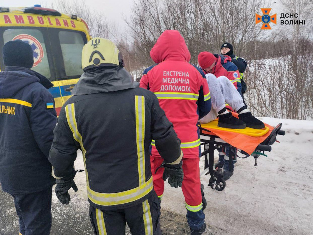 На Волині автомобіль з’їхав у кювет та перекинувся: деблокували пасажирку