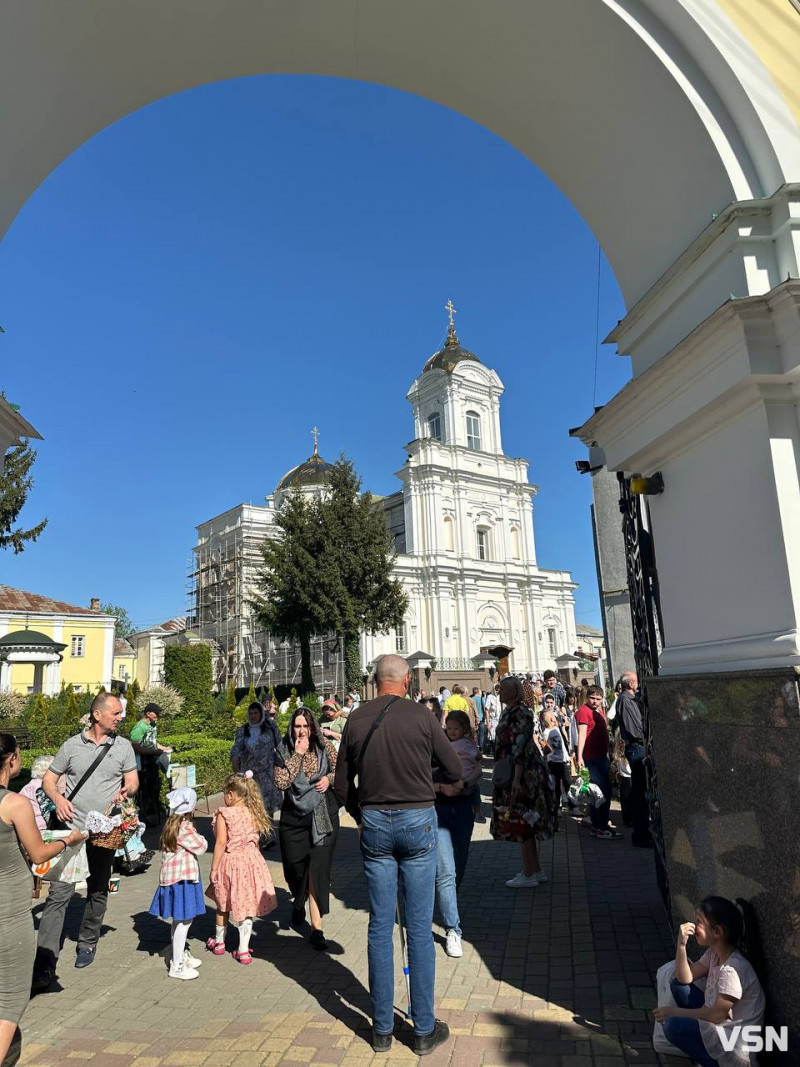 У центрі Луцька - велика черга з охочих освятити великодні кошики. Фото