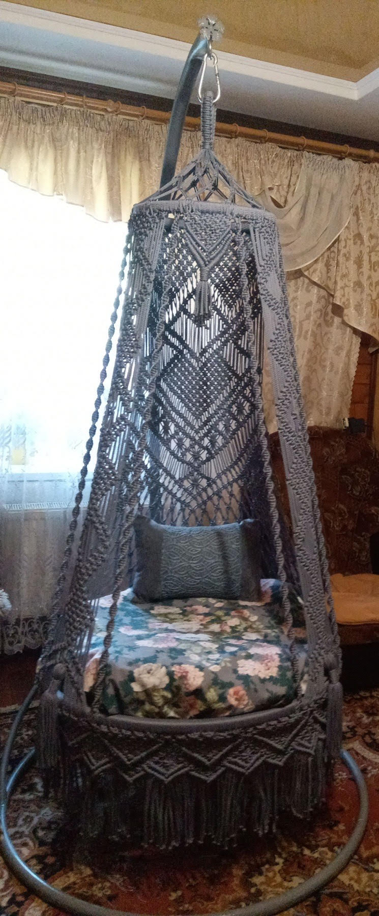 Волинянка плете в техніці макраме гамаки-шатра та крісла-гойдалки