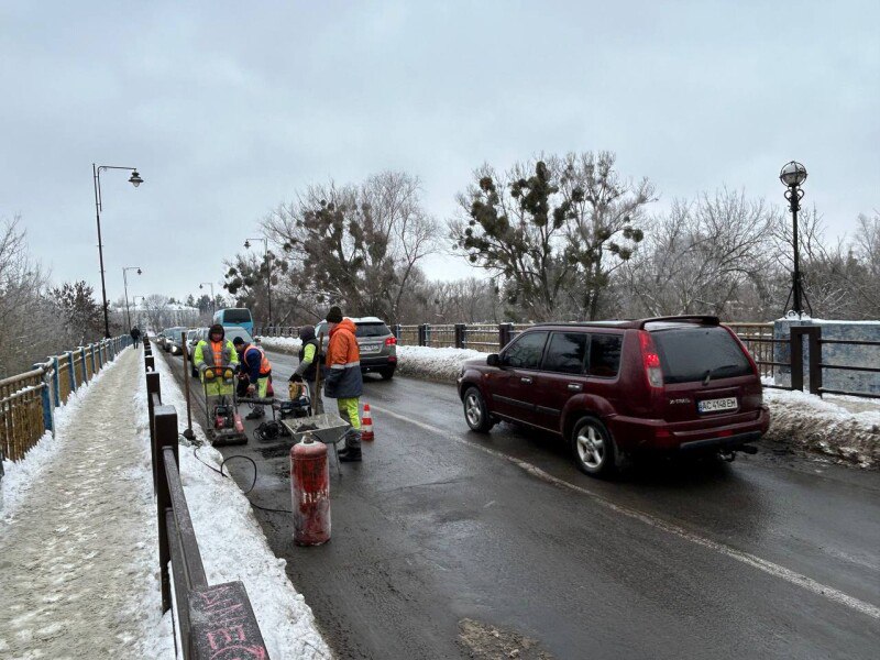 У Луцьку почали аварійний ямковий ремонт доріг: на яких вулицях проводять роботи
