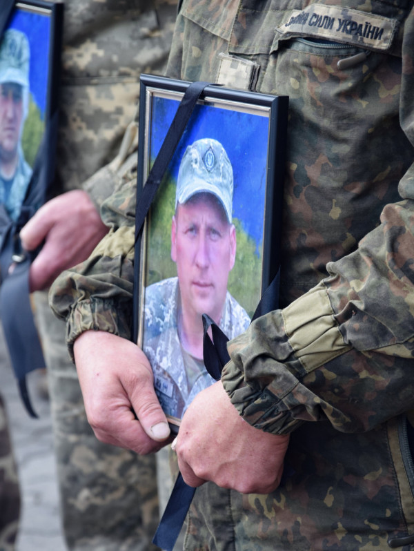 Зустрічали тисячі людей на колінах: Любешівщина попрощалася із п'ятьма захисниками, які загинули на Харківщині