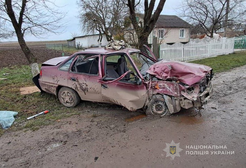На Волині юнак на машині врізався в дерево: травмувалися 18-річний водій та 16-річний пасажир