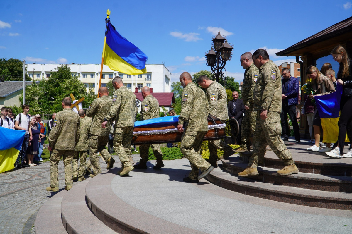 Матір похоронила єдину дитину: на Волині попрощалися з бойовим медиком Артемом Рудим