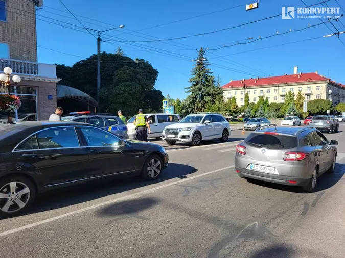 У Луцьку навпроти ВНУ автівка збила дівчину на пішохідному переході