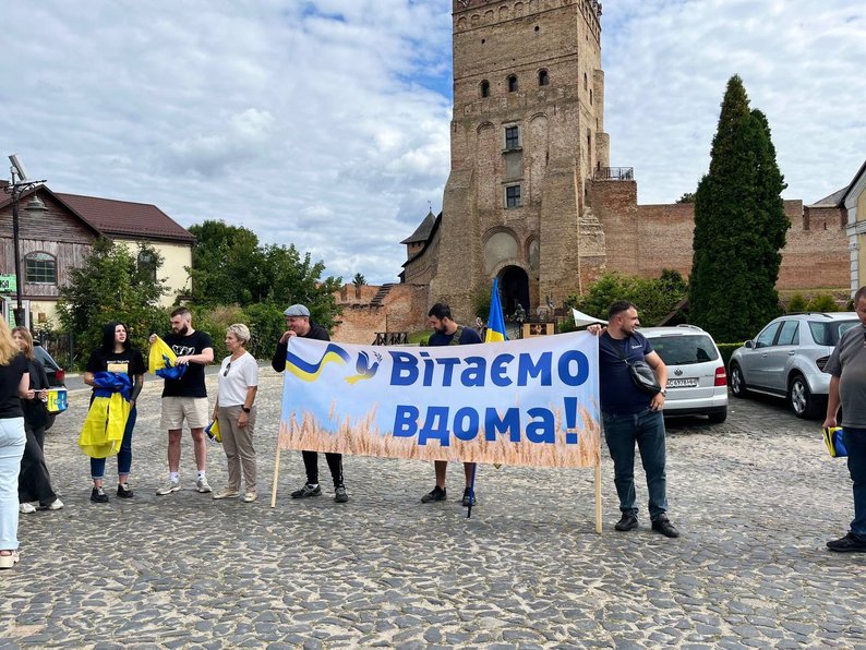 Повернувся додому після 3 років полону: у Луцьку зустріли Дениса Пшаву