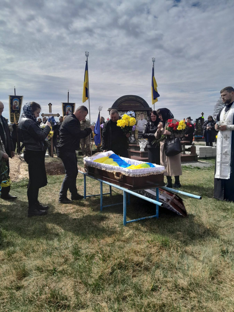 Місяць не дожив до 56-го дня народження: на Волині провели в останню дорогу воїна Василя Чміля