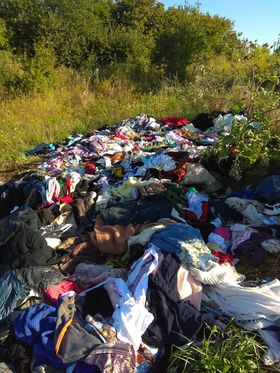 На Волині посеред поля зробили стихійне сміттєзвалище з одягу