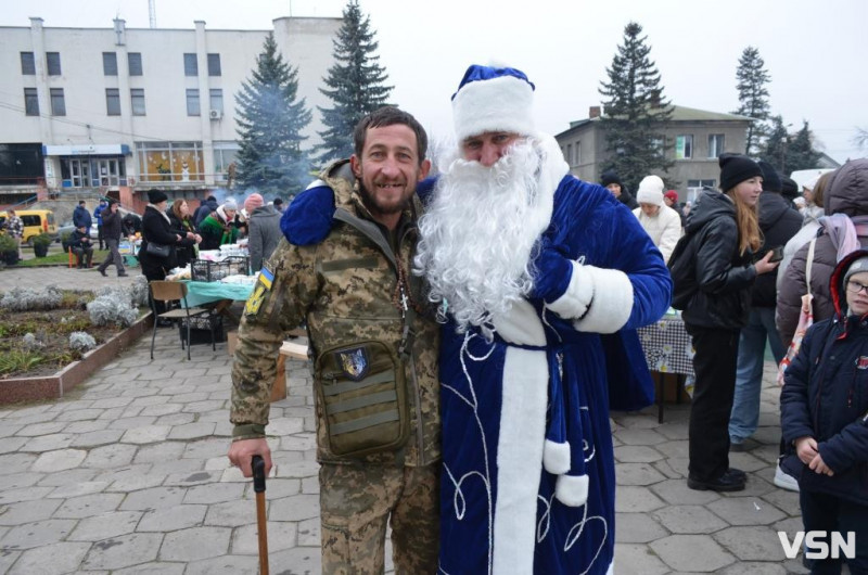 У місті на Волині на благодійному ярмарку зібрали майже 120 тисяч гривень для ЗСУ. Фоторепортаж