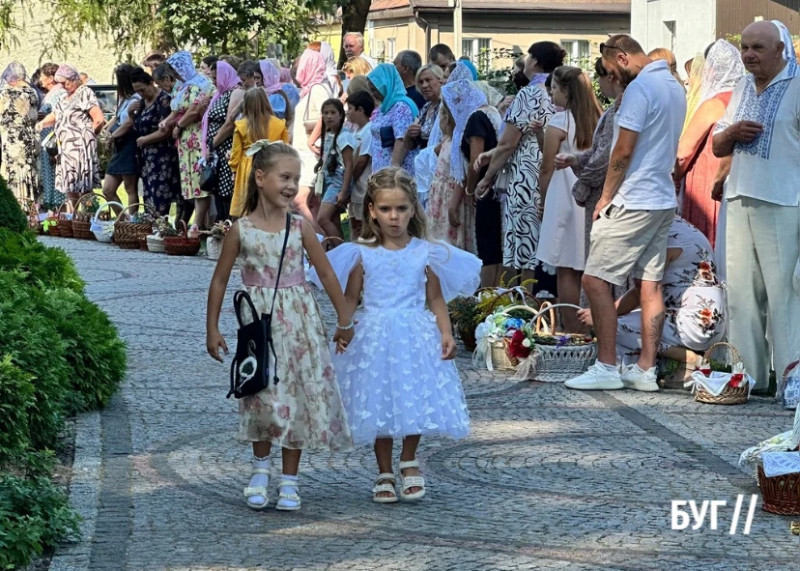 З кошиками до храму: як на Волині відзначають Яблучний Спас