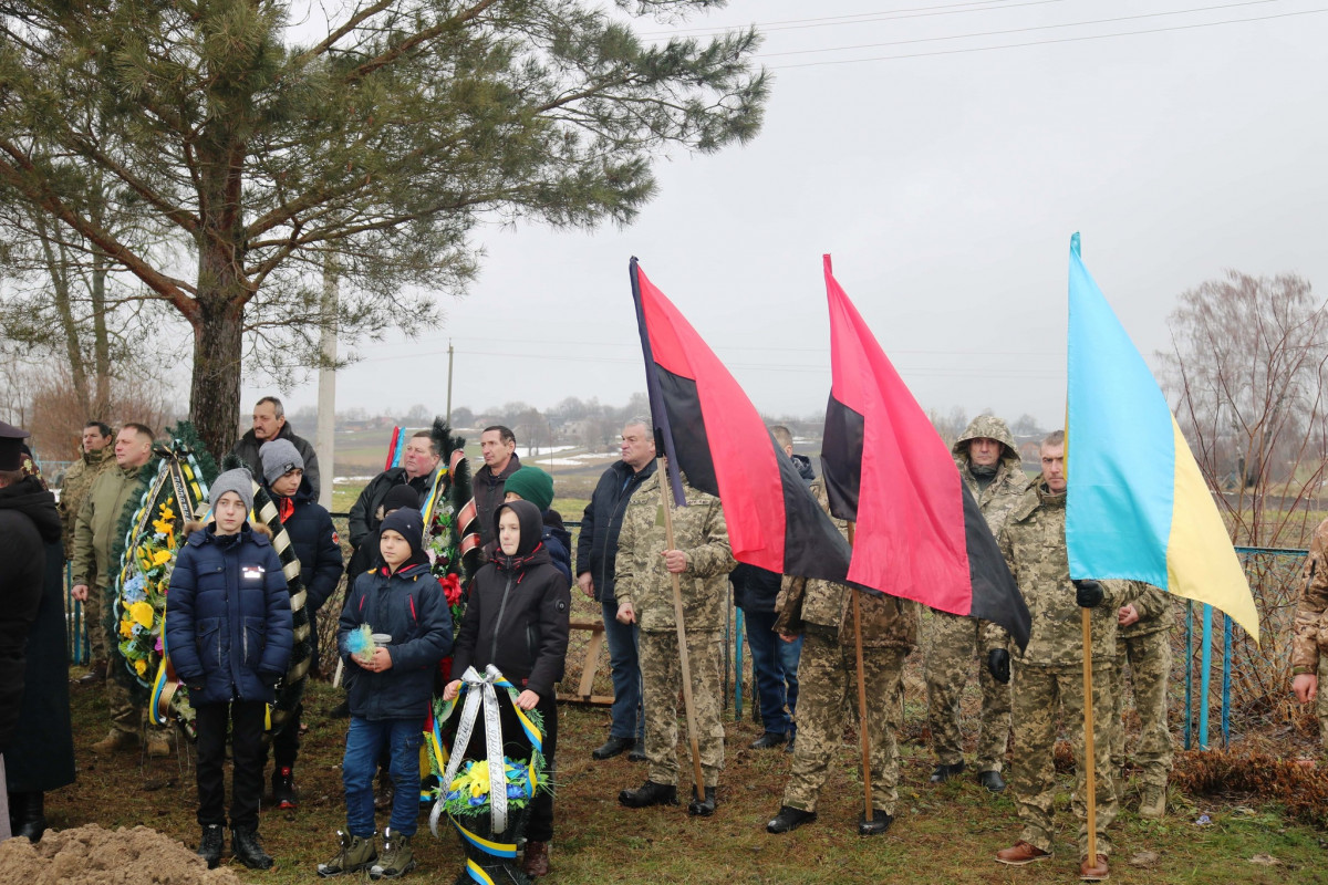 Пів року вважали зниклим безвісти: на Волині всім селом прощалися з 31-річним Героєм Іваном Майструком. Фото