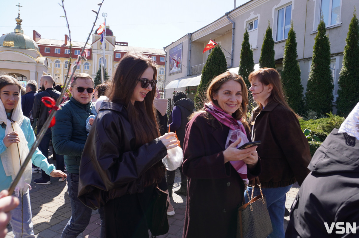 Сотні вірян прийшли освячувати вербу у головний собор Луцька. Фоторепортаж