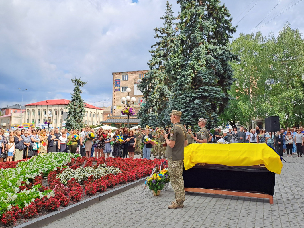 «Мамуль, не переживай, у медиків найменше шансів загинути на війні»: на Волині попрощались з Героєм Віталієм Кухарчуком