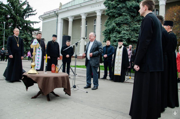 Об'єдналися всі релігійні громади: У центрі Нововолинська помолилися за мир в Україні