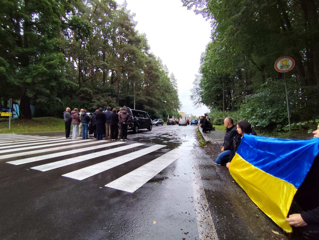 Овдовіла дружина, без батька залишилися син і донечка: на Волині попрощались з Героєм Олександром Мишком