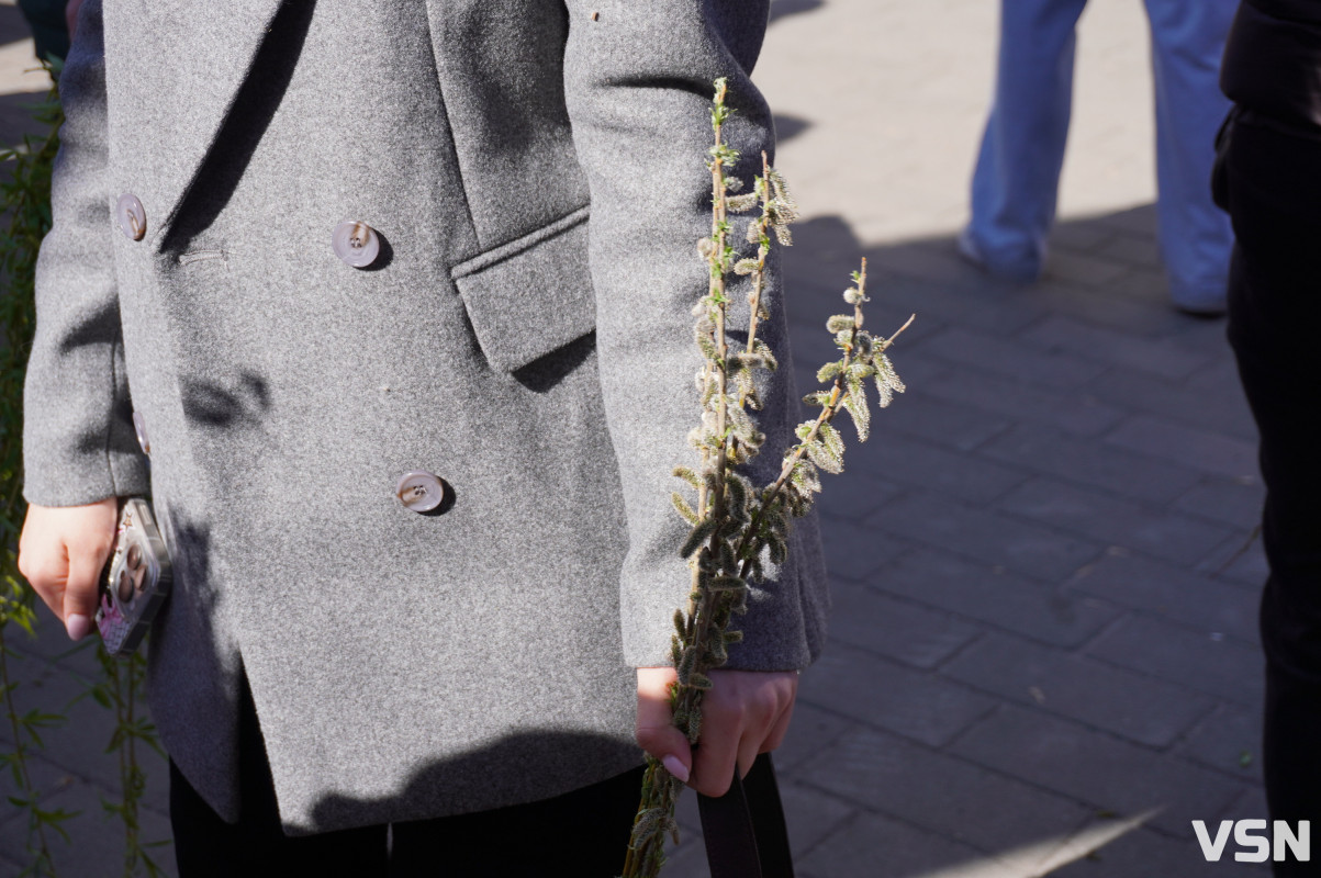Сотні вірян прийшли освячувати вербу у головний собор Луцька. Фоторепортаж