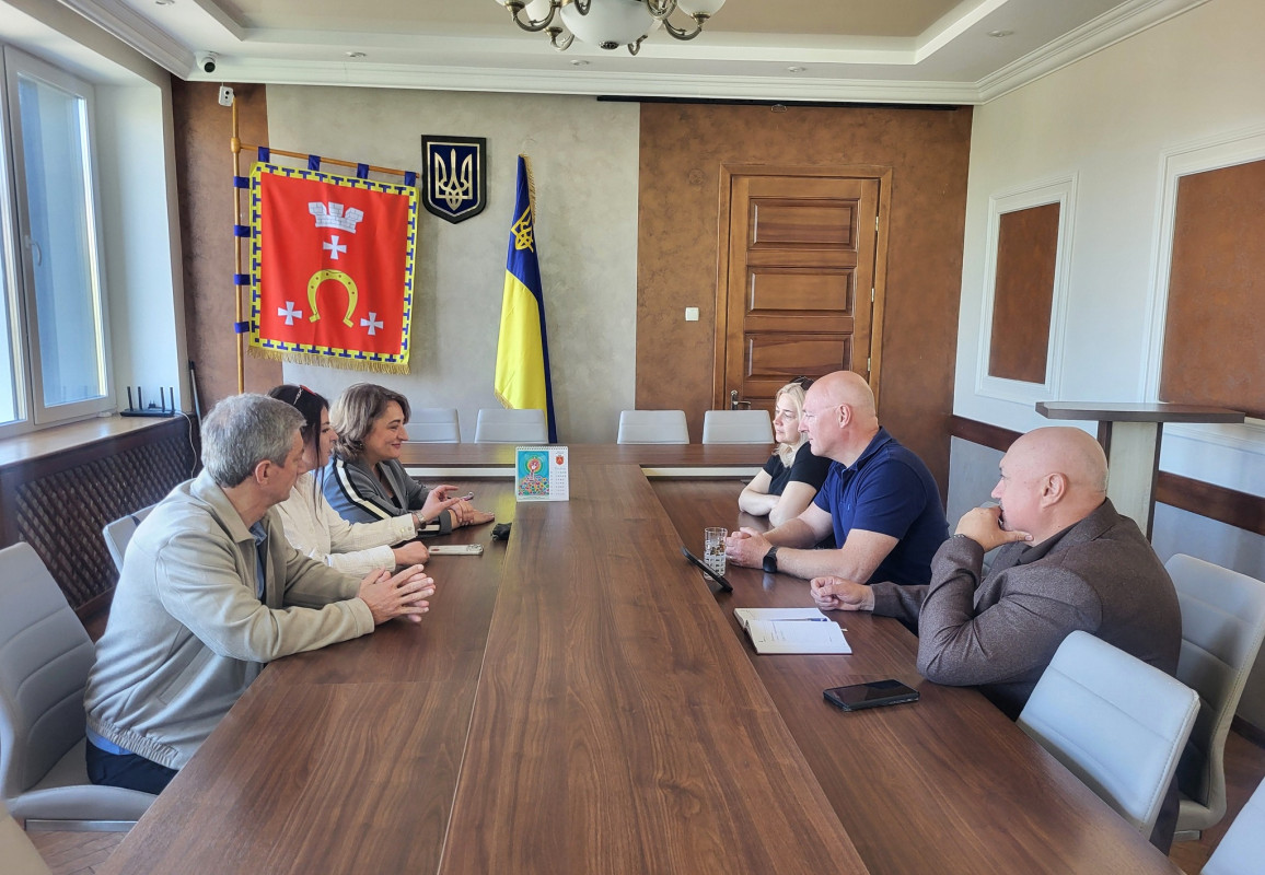 48 поїздок в Україну: історія волонтера з Британії, який приїхав на Волинь попрощатися з другом-Героєм