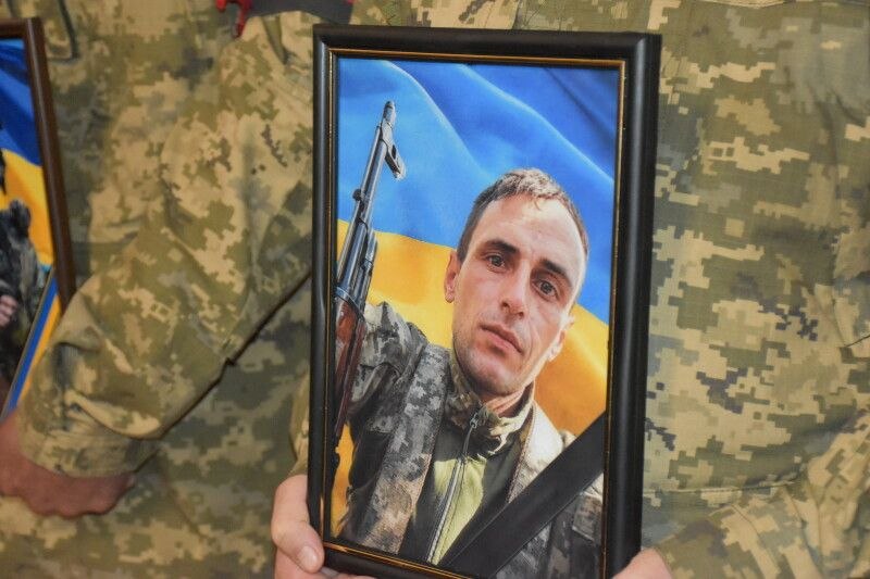 На колінах і з молитвою: Луцька громада провела в останню путь трьох Героїв