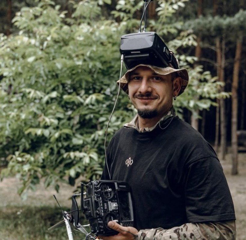 У Ковелі військовий із побратимом розмалювали фасад спортивної школи