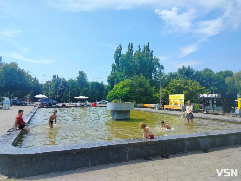 «Вода зовсім не холодна»: як у луцьких фонтанах діти рятуються від спеки