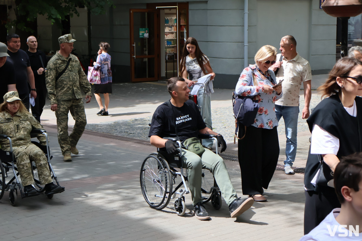 У центрі Луцька посадовці вчилися долати бордюри у кріслах колісних. Фото