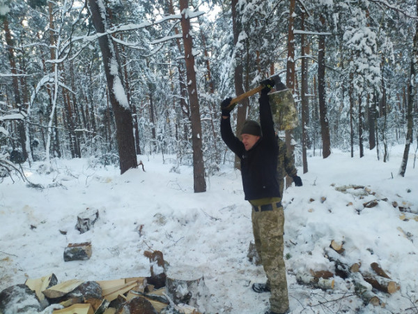 Бійці волинської тероборони показали, як рятуються від холоду