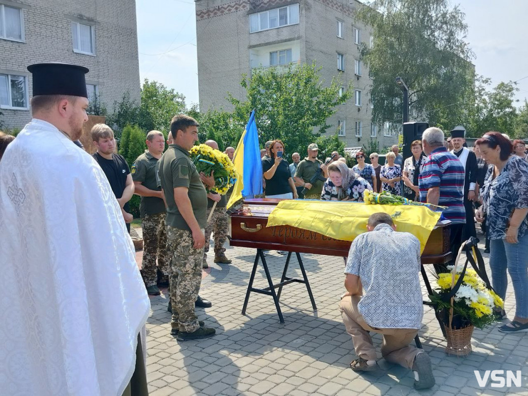 До останнього подиху був вірний присязі: на Волині попрощалися з Героєм Володимиром Охримчуком