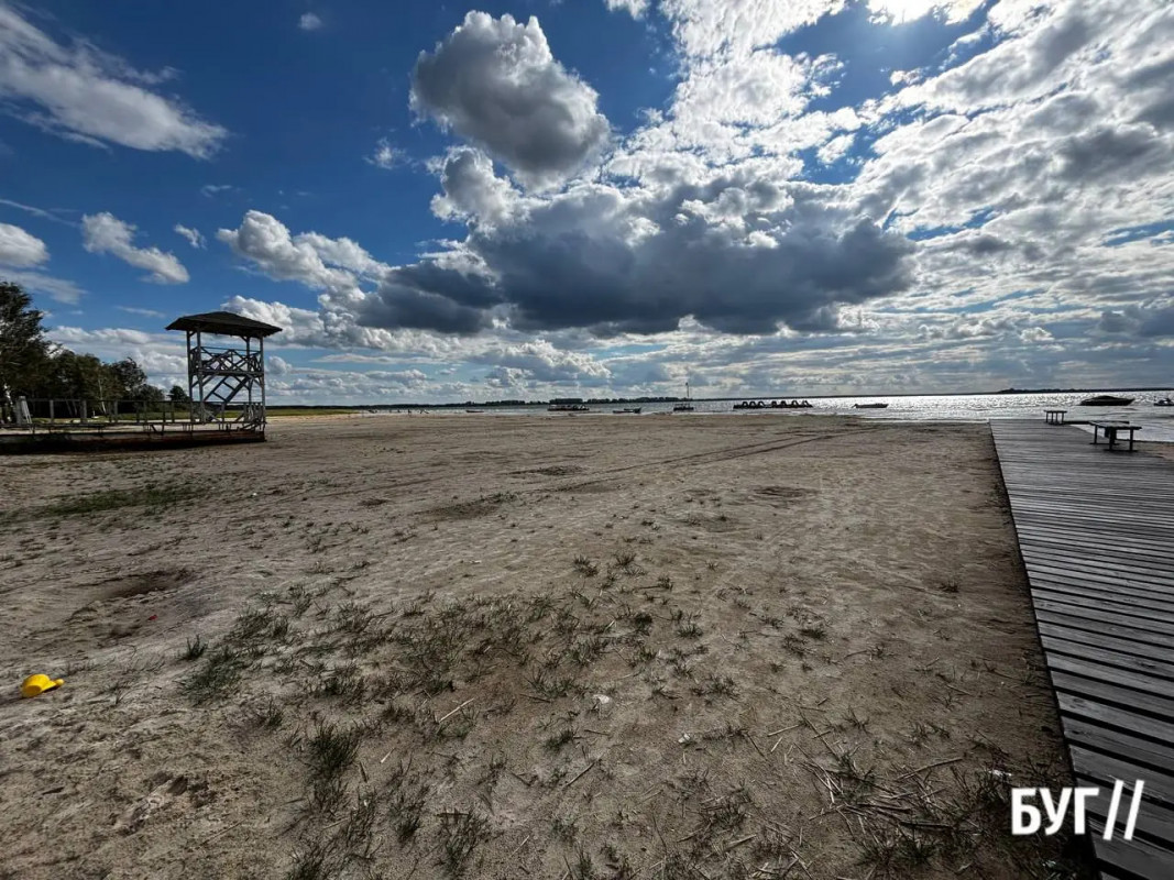 Світязь стрімко міліє: за рік вода відступила на десятки метрів — фото