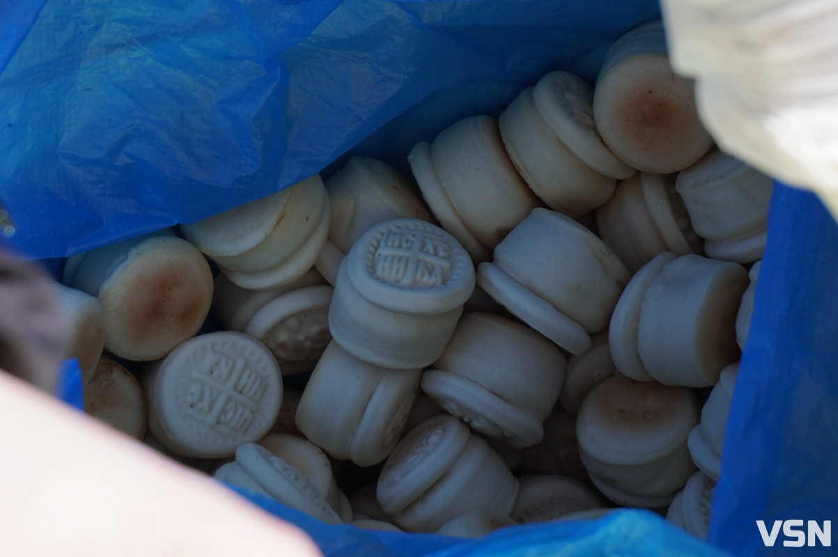 Сотні вірян прийшли освячувати вербу у головний собор Луцька. Фоторепортаж