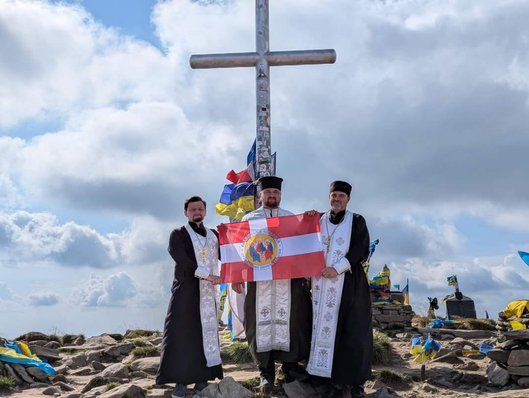 Священники з Волині піднесли молитви за Україну та її загиблих захисників на горі Говерла