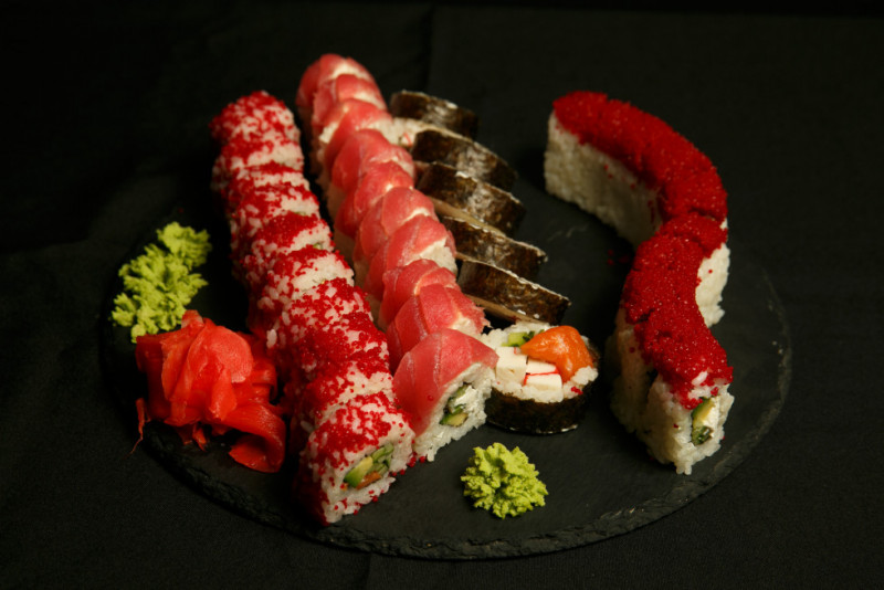 Усе розпочалось з любові: у Луцьку військовий зі своєю коханою відкрив «Oishi sushi»