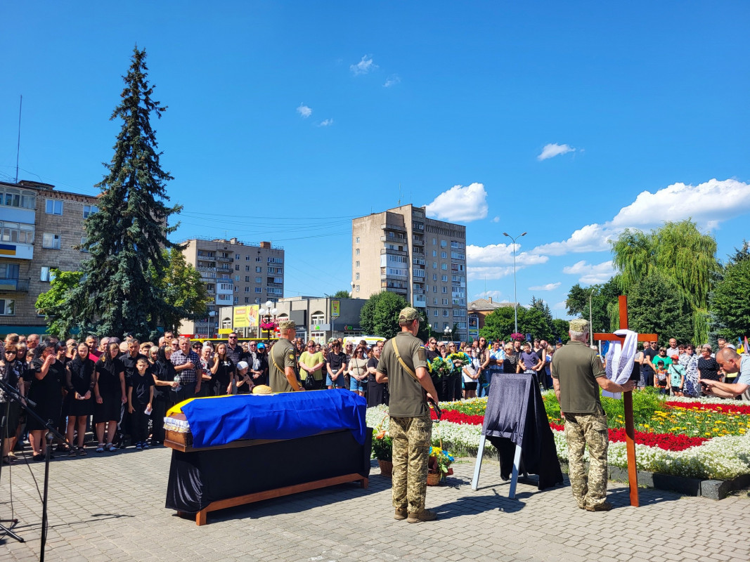 Син і донька втратили батька: на Волині попрощались з Героєм Дмитром Лисюком