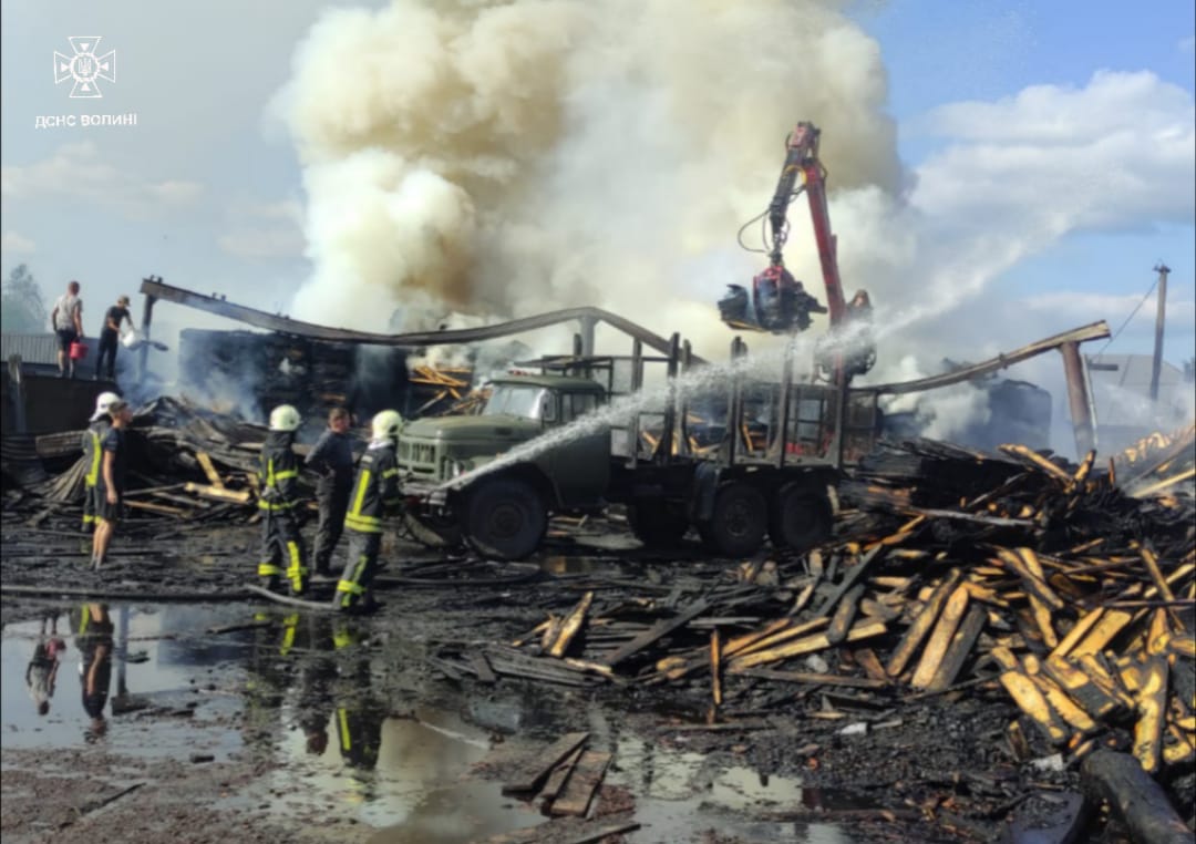 На Волині горіла пилорама