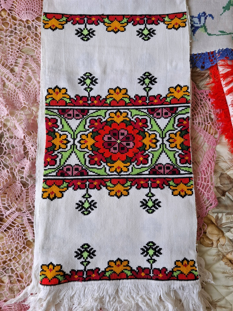 Пів століття присвятила медицині, а все життя — творчості: історія волинської вишивальниці