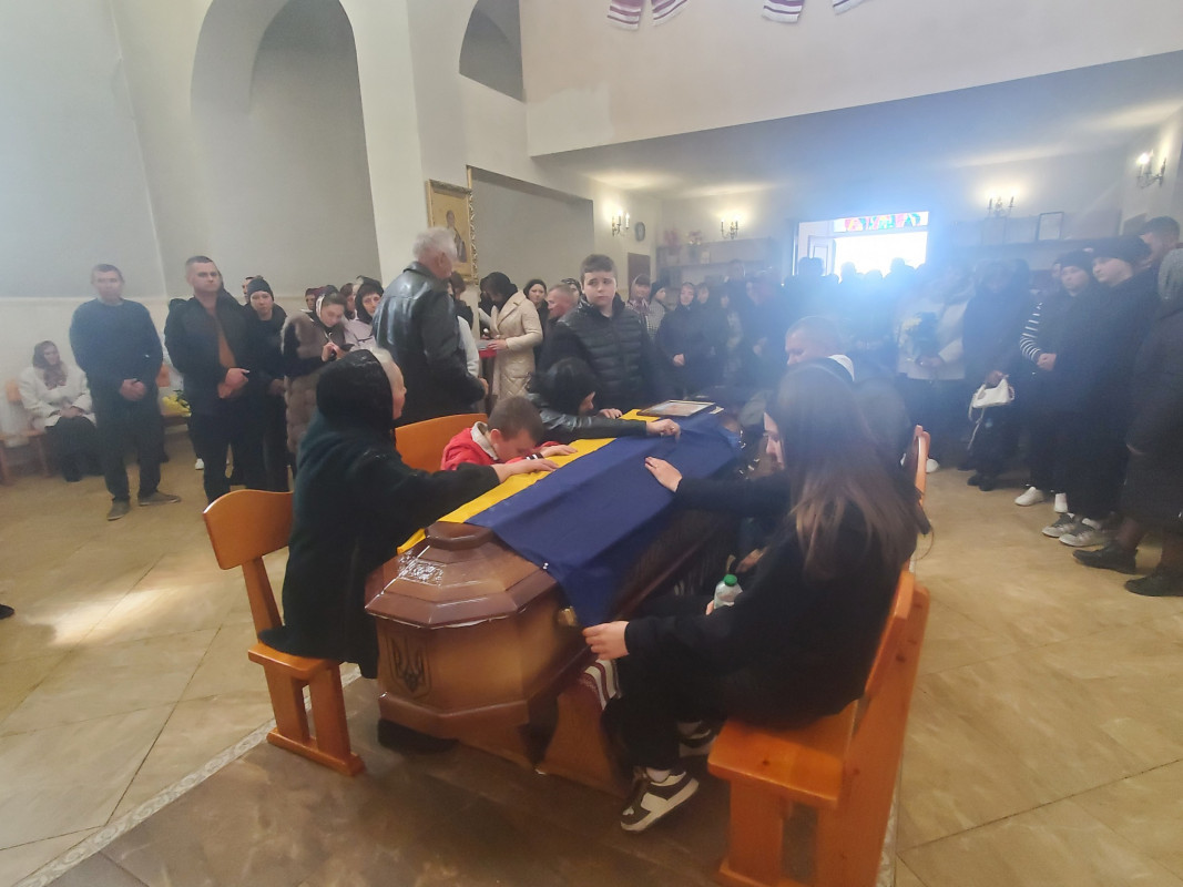 Троє синів втратили батька: на Волині попрощались з Героєм Миколою Кураном