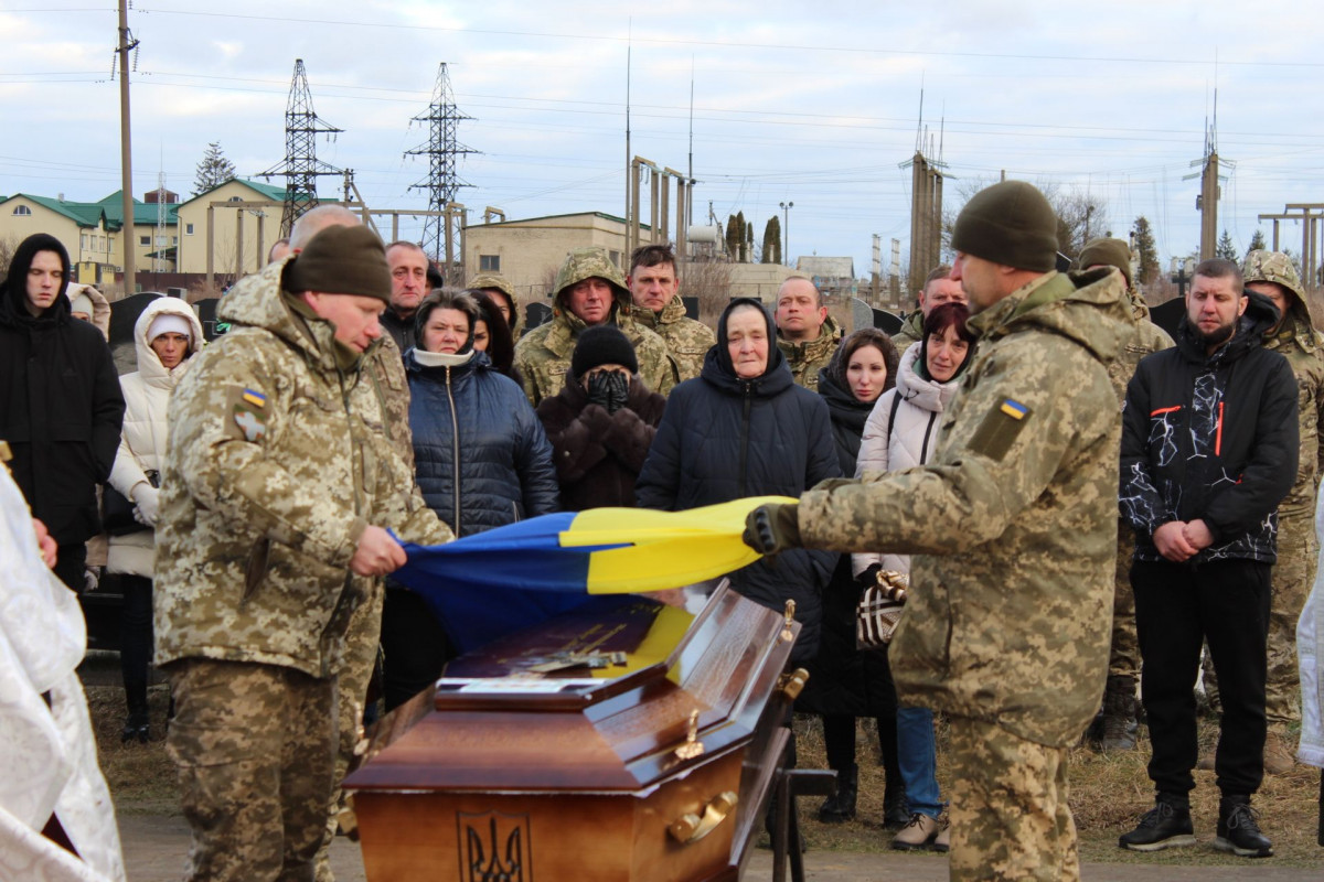 Весільний коровай розділили на кладовищі: на Волині попрощались з Героєм Павлом Бурцем