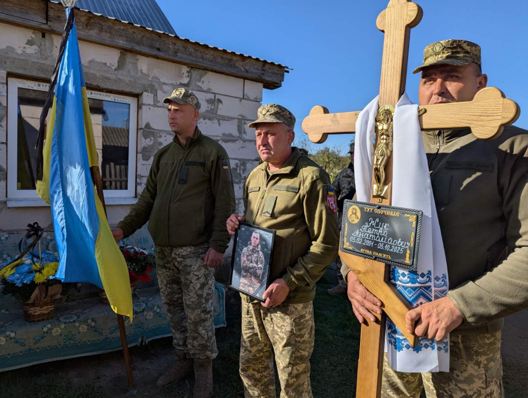 Навіки 24: на Волині в останню дорогу провели молодого Героя Петра Жука. Фото