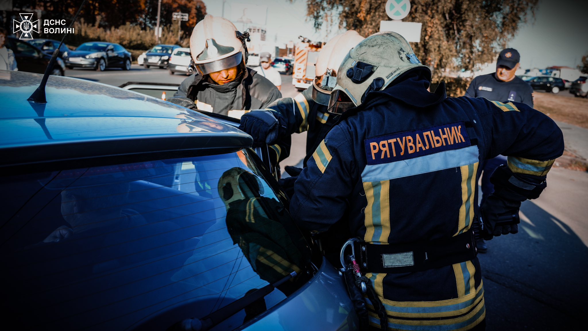 У Луцьку після зіткнення двох авто пасажира затисло у салоні