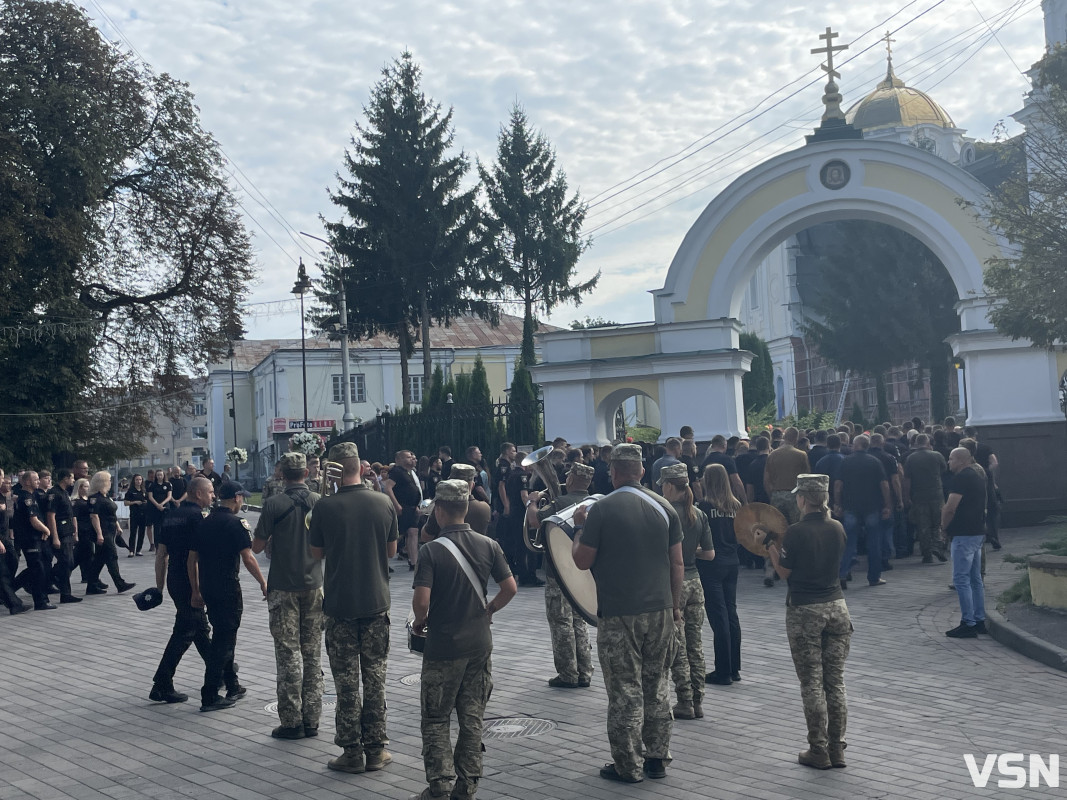 Колеги зустрічали на колінах: у Луцьку прощаються із капітаном поліції Романом Гіренком