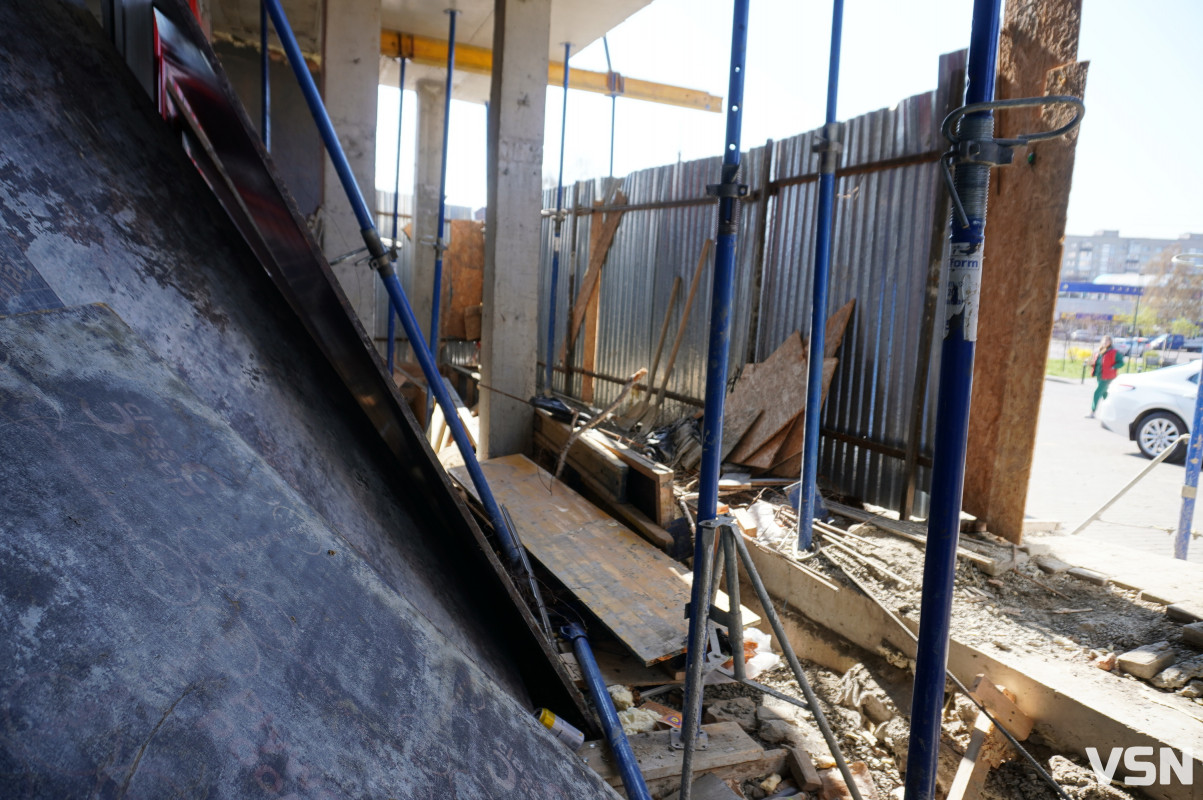 Скандальне будівництво біля РАЦСу у Луцьку: без документів, власників і контролю